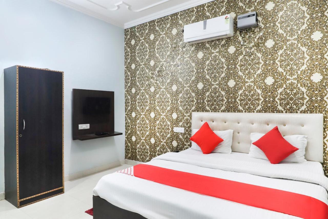 Oyo 70489 Hotel Tajvar Siwān Exteriér fotografie