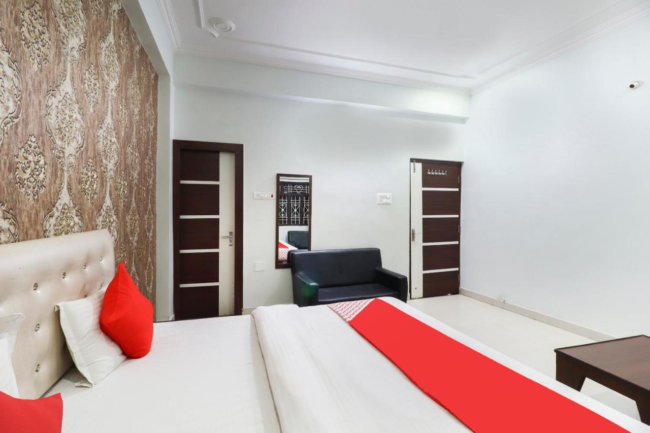 Oyo 70489 Hotel Tajvar Siwān Exteriér fotografie