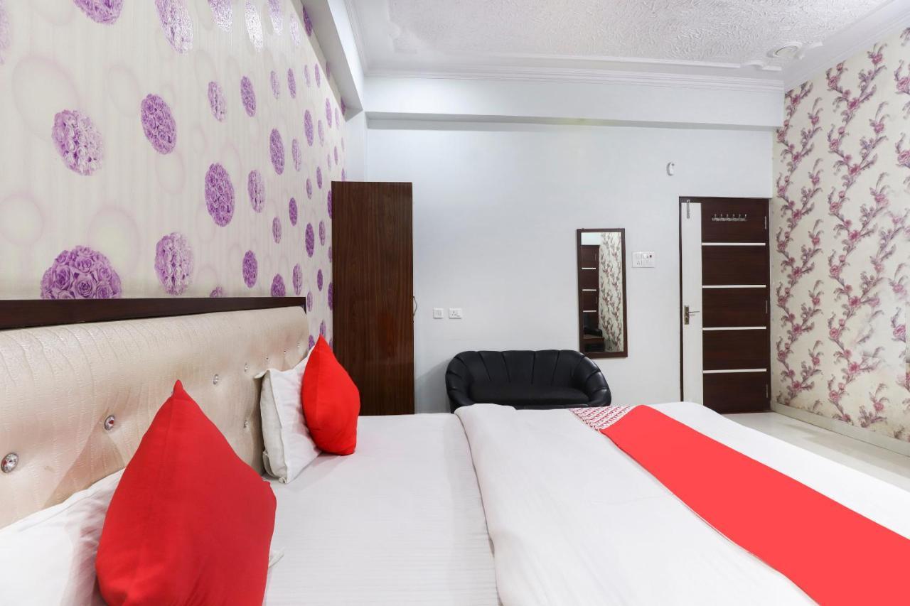 Oyo 70489 Hotel Tajvar Siwān Exteriér fotografie